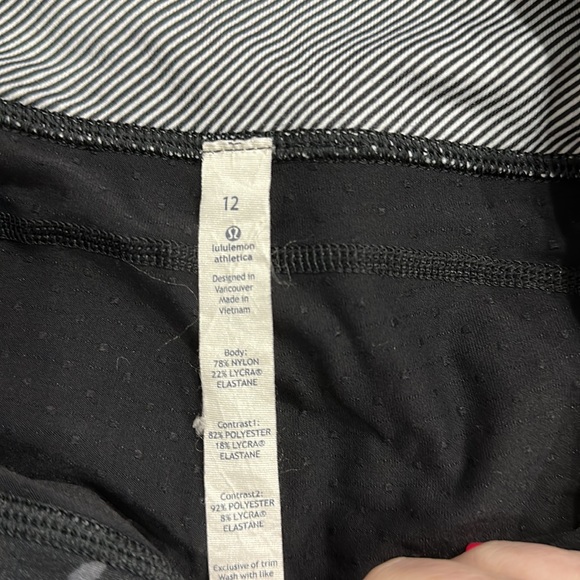 Lululemon black capris size 12 - Picture 5 of 5